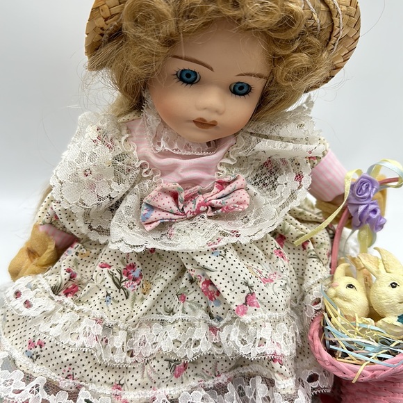 Vintage Porcelain Kneeling Blue-eyed Doll w/Basket of Bunnies 10”approx - Picture 9 of 10
